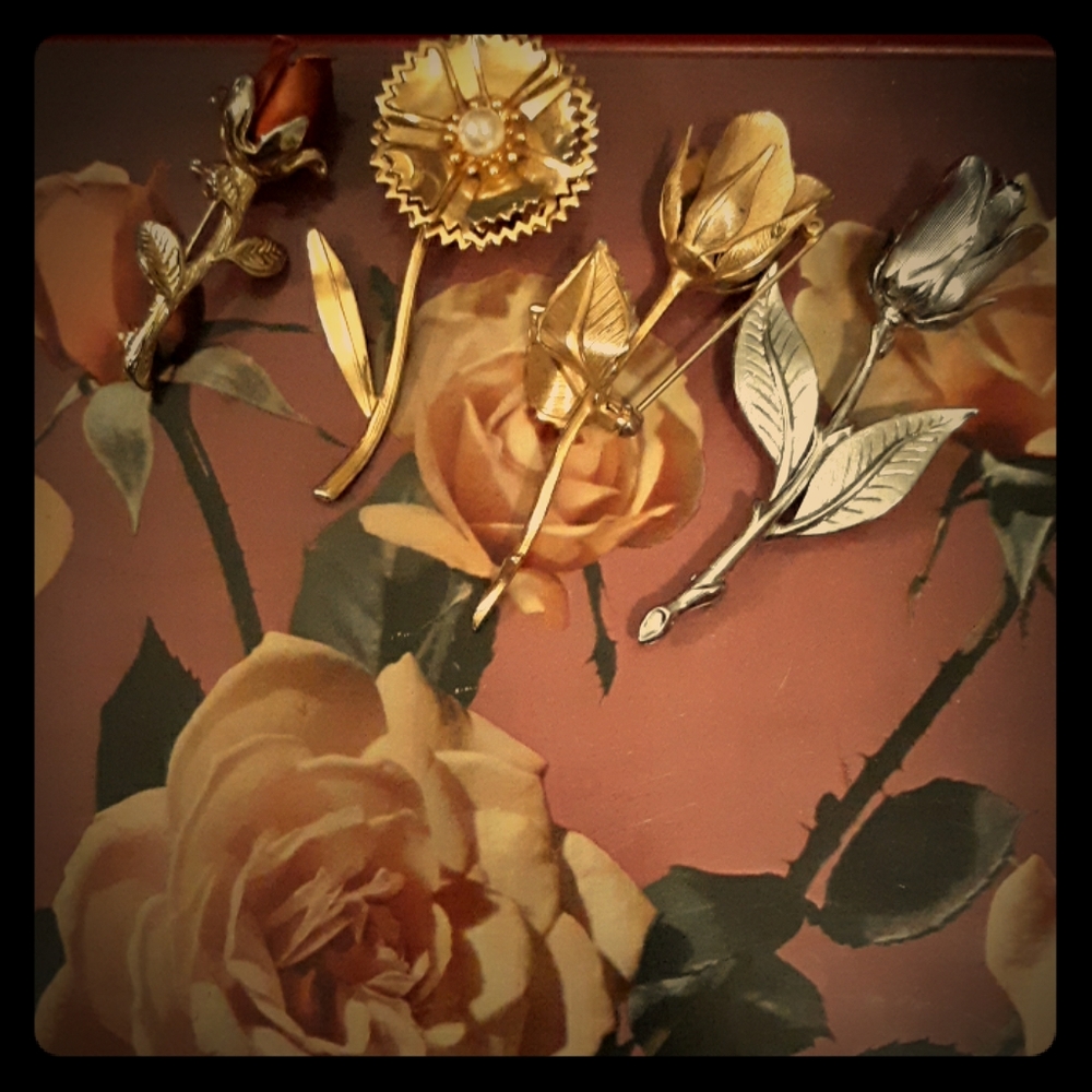 BEAUTIFUL ROSES BROOCH - Picture 2 of 3